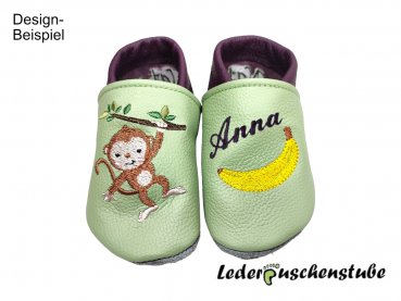 Lederpuschen pistazie-pflaume mit Namen pflaume und Banane gelb-braun links sowie rechts Affe Coco